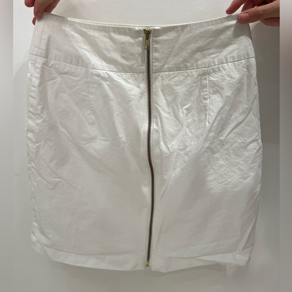 White skirt with full line zipper in the back - Picture 4 of 6